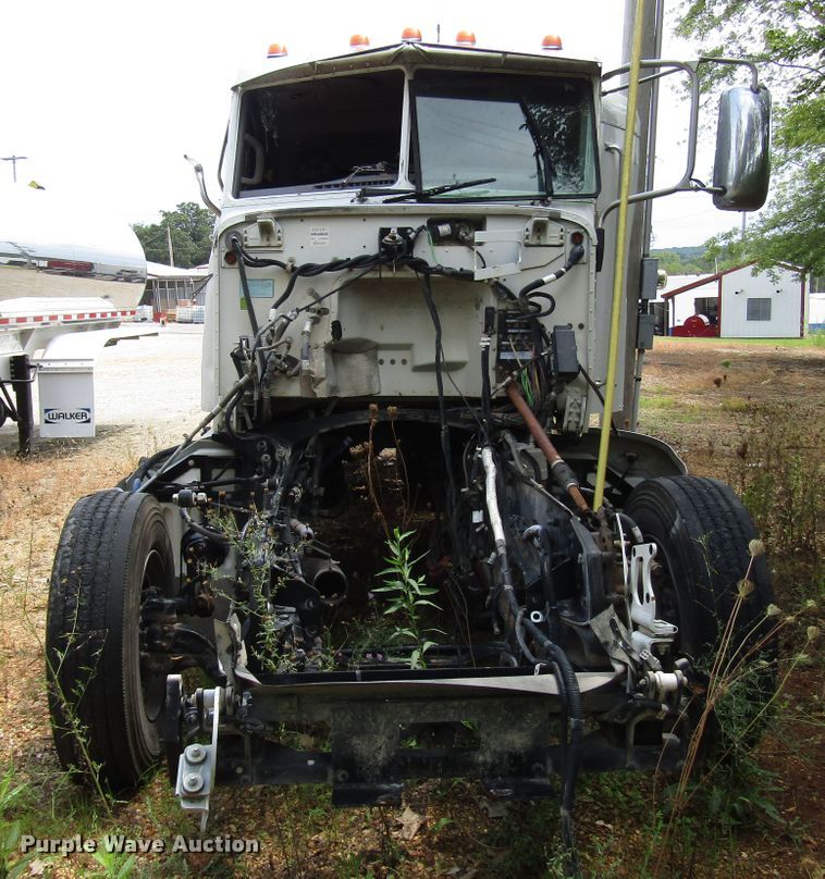 image for item DG1372 2014 Peterbilt 386 semi truck