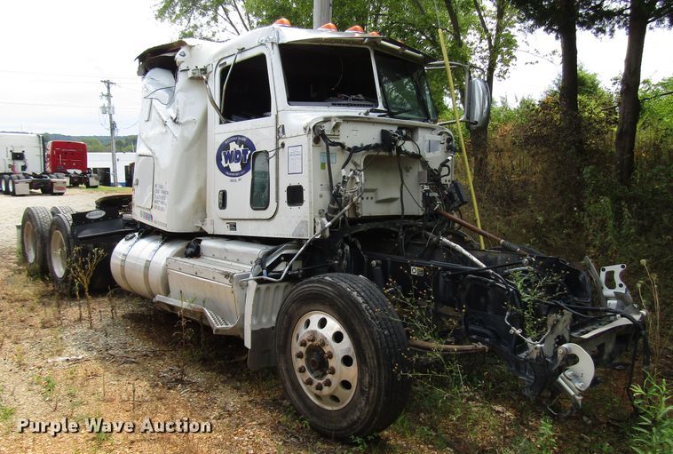 image for item DG1372 2014 Peterbilt 386 semi truck