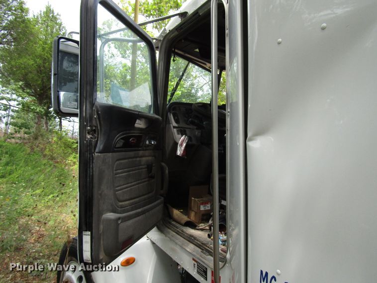 image for item DG1372 2014 Peterbilt 386 semi truck