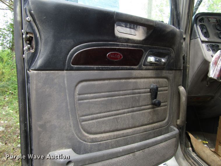 image for item DG1372 2014 Peterbilt 386 semi truck