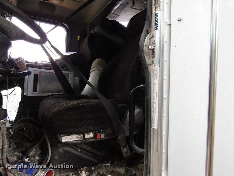 image for item DG1372 2014 Peterbilt 386 semi truck