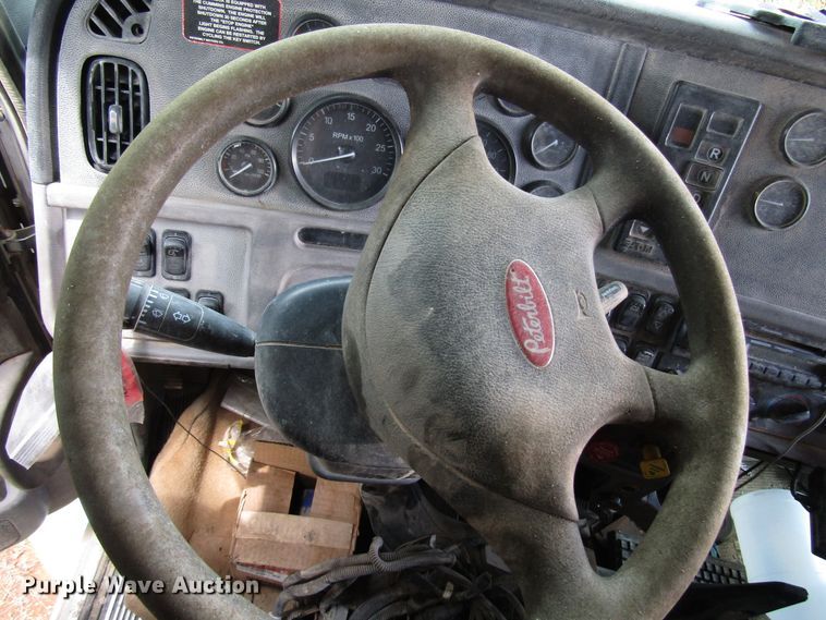 image for item DG1372 2014 Peterbilt 386 semi truck