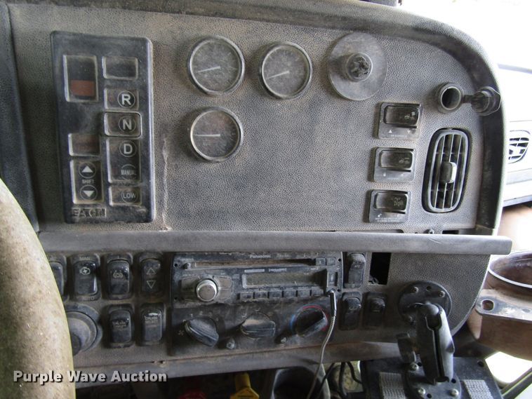 image for item DG1372 2014 Peterbilt 386 semi truck