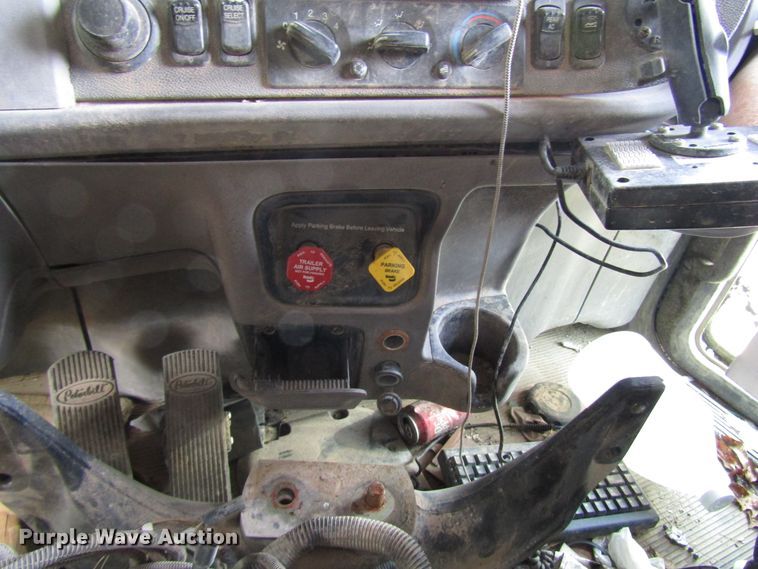 image for item DG1372 2014 Peterbilt 386 semi truck