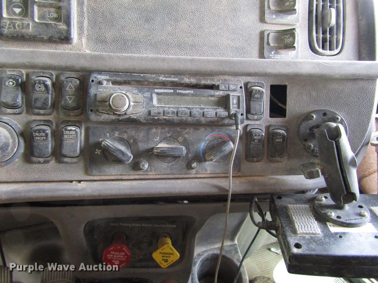 image for item DG1372 2014 Peterbilt 386 semi truck