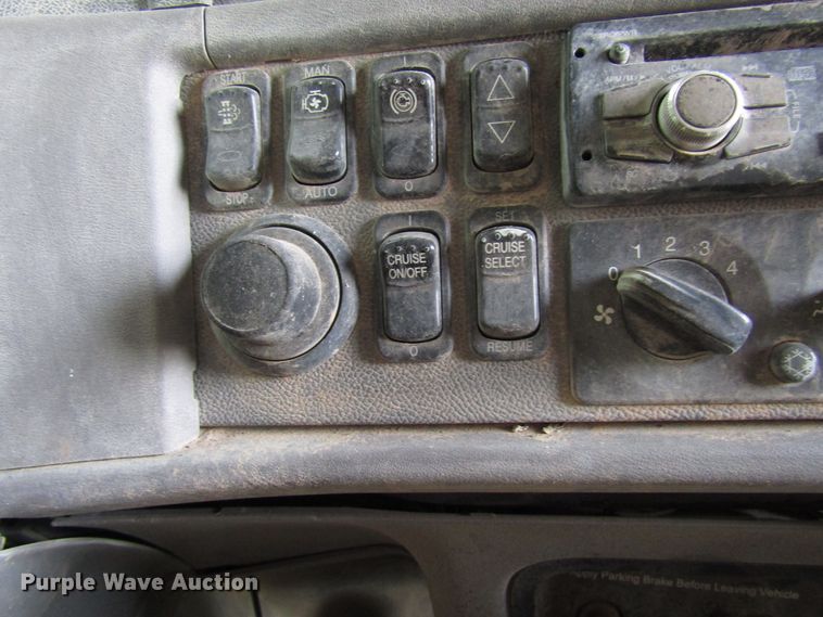 image for item DG1372 2014 Peterbilt 386 semi truck