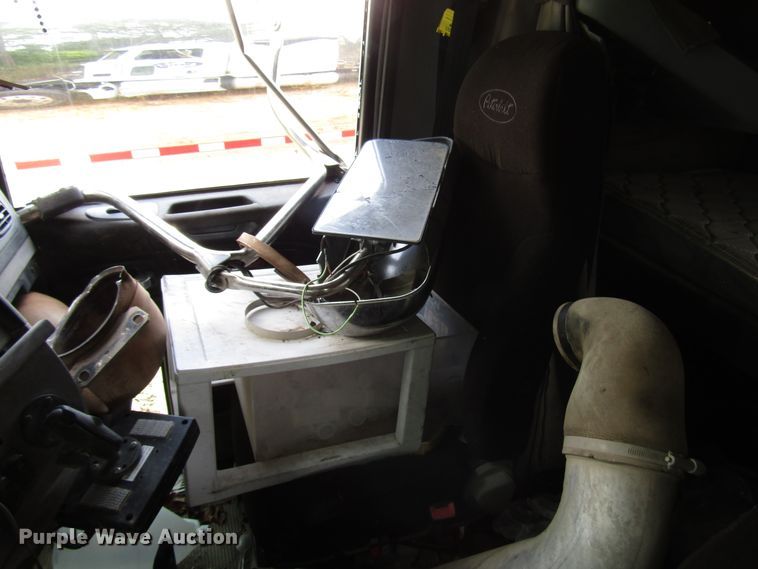 image for item DG1372 2014 Peterbilt 386 semi truck