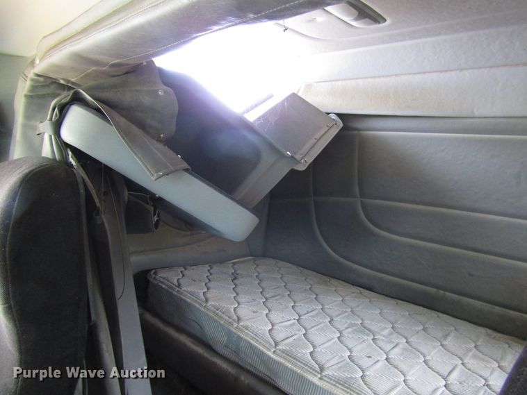 image for item DG1372 2014 Peterbilt 386 semi truck