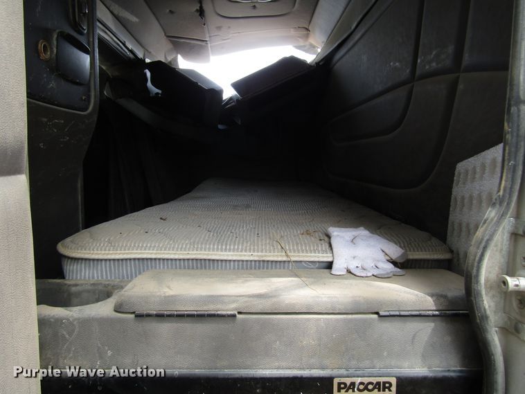 image for item DG1372 2014 Peterbilt 386 semi truck