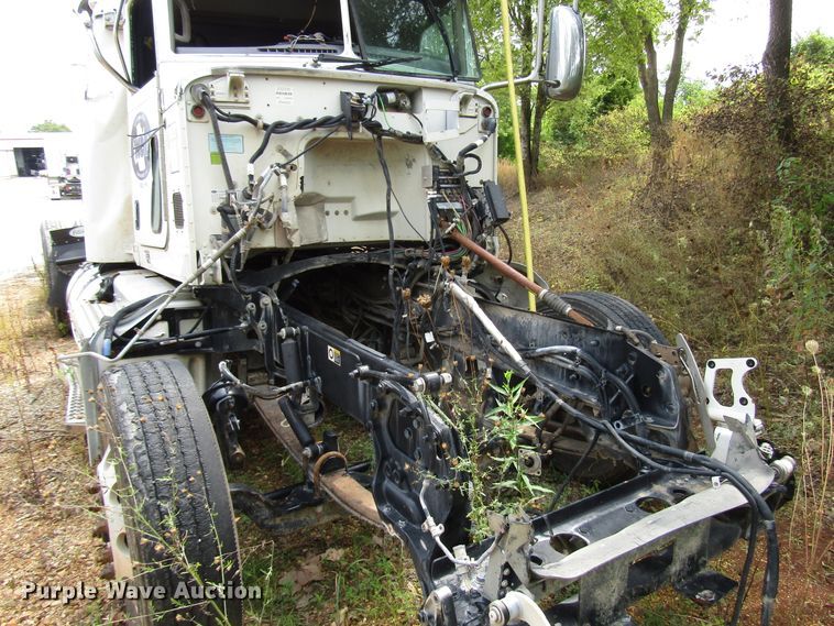 image for item DG1372 2014 Peterbilt 386 semi truck