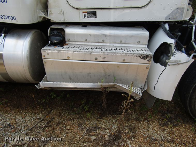 image for item DG1372 2014 Peterbilt 386 semi truck