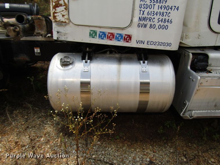 image for item DG1372 2014 Peterbilt 386 semi truck