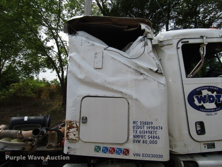 image for item DG1372 2014 Peterbilt 386 semi truck