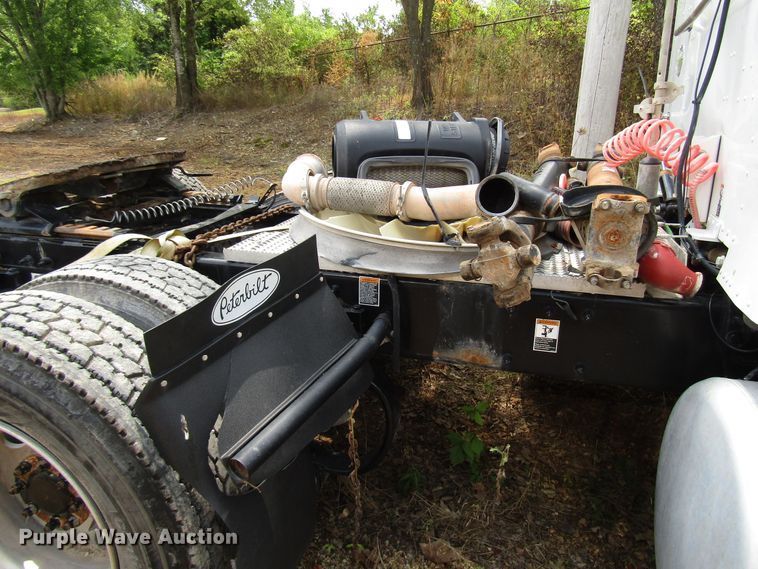 image for item DG1372 2014 Peterbilt 386 semi truck