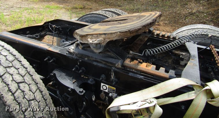 image for item DG1372 2014 Peterbilt 386 semi truck