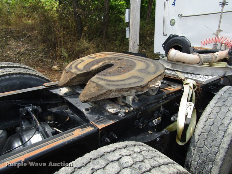 image for item DG1372 2014 Peterbilt 386 semi truck