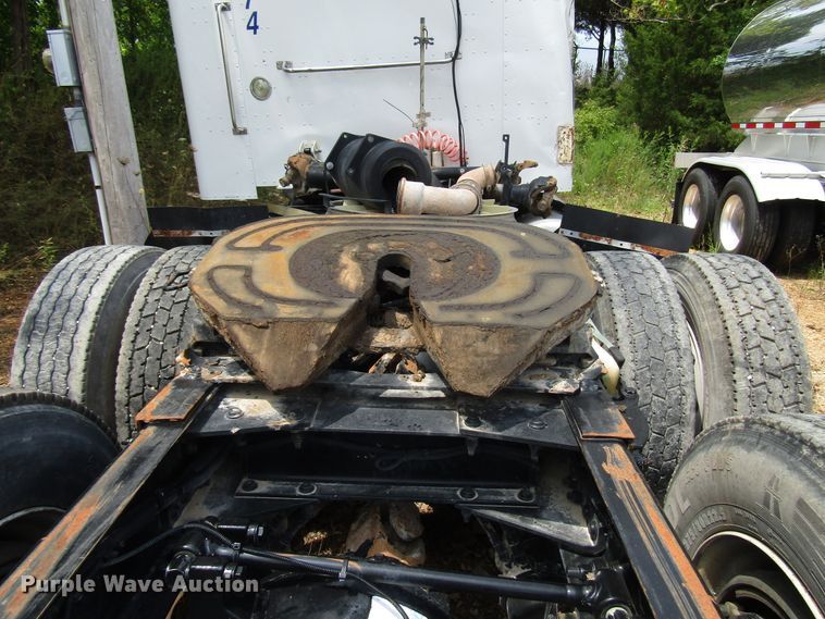 image for item DG1372 2014 Peterbilt 386 semi truck