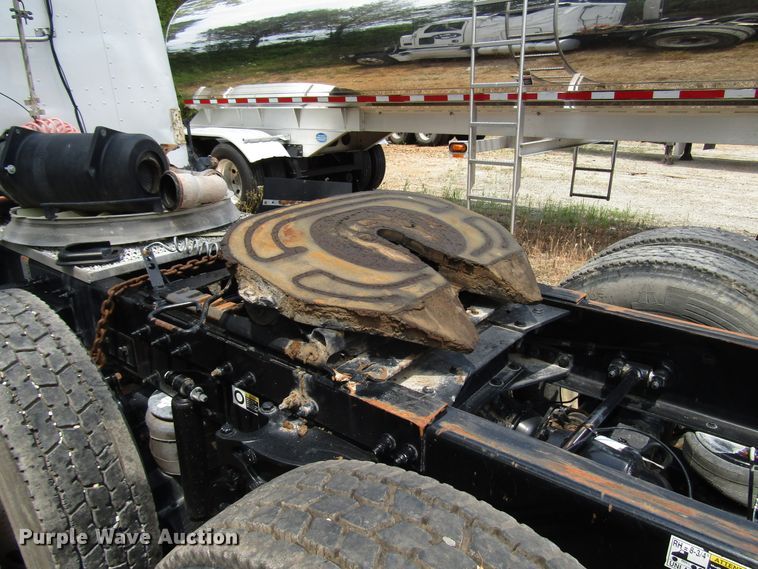 image for item DG1372 2014 Peterbilt 386 semi truck