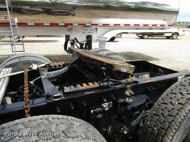 image for item DG1372 2014 Peterbilt 386 semi truck