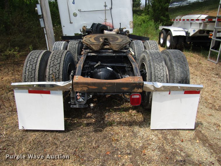 image for item DG1372 2014 Peterbilt 386 semi truck