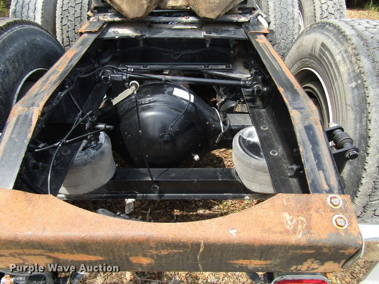 image for item DG1372 2014 Peterbilt 386 semi truck