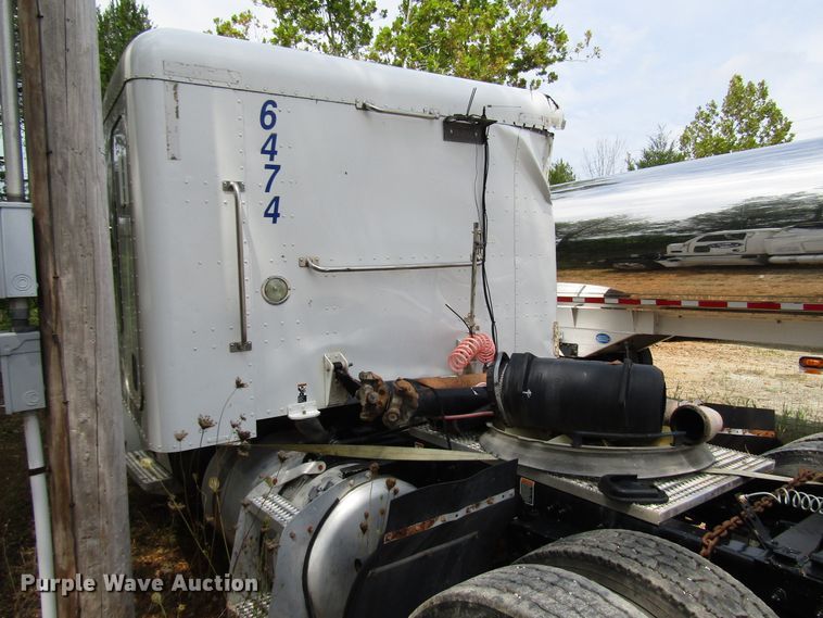 image for item DG1372 2014 Peterbilt 386 semi truck
