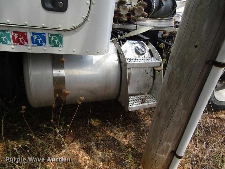 image for item DG1372 2014 Peterbilt 386 semi truck