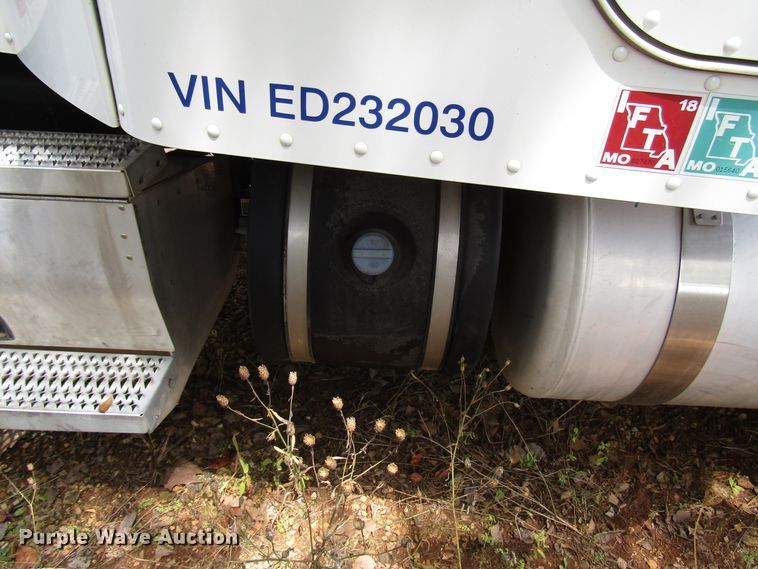 image for item DG1372 2014 Peterbilt 386 semi truck