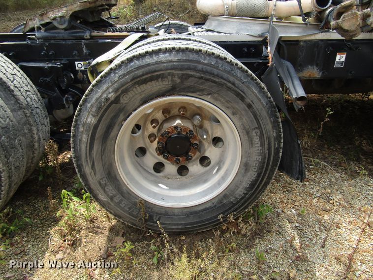 image for item DG1372 2014 Peterbilt 386 semi truck