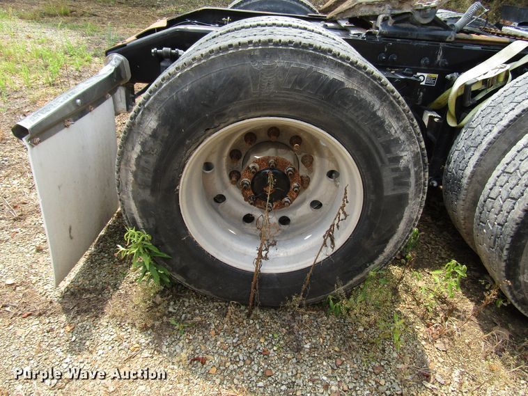 image for item DG1372 2014 Peterbilt 386 semi truck