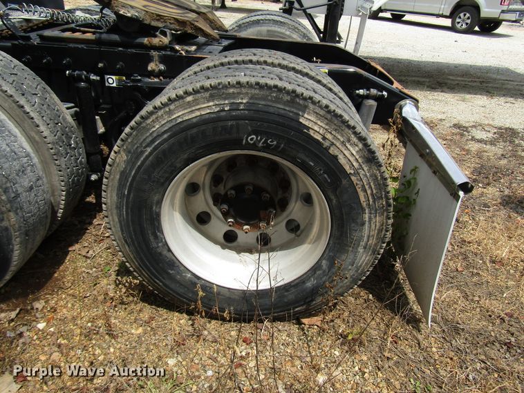 image for item DG1372 2014 Peterbilt 386 semi truck