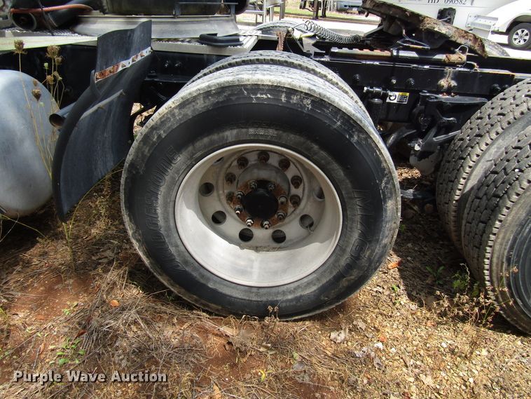 image for item DG1372 2014 Peterbilt 386 semi truck