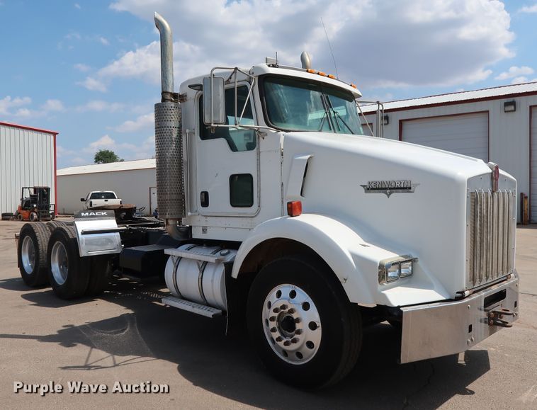 image for item DG4096 2007 Kenworth T800 semi truck