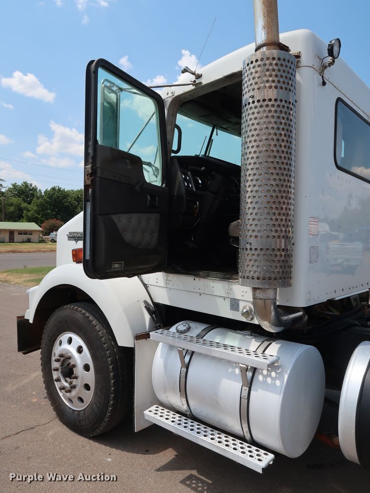 image for item DG4096 2007 Kenworth T800 semi truck