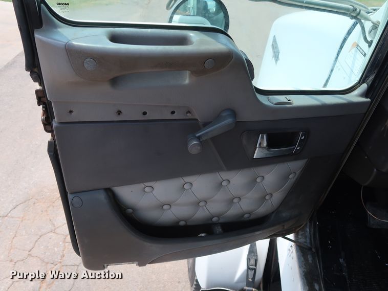 image for item DG4096 2007 Kenworth T800 semi truck