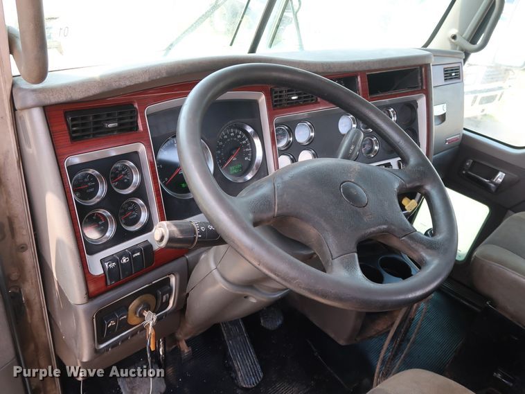 image for item DG4096 2007 Kenworth T800 semi truck