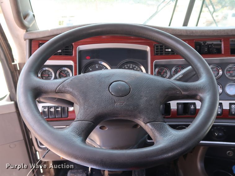 image for item DG4096 2007 Kenworth T800 semi truck