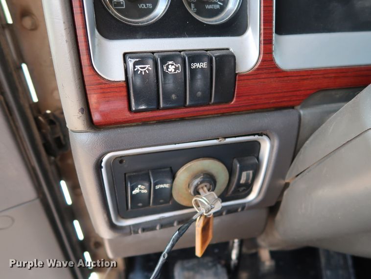 image for item DG4096 2007 Kenworth T800 semi truck