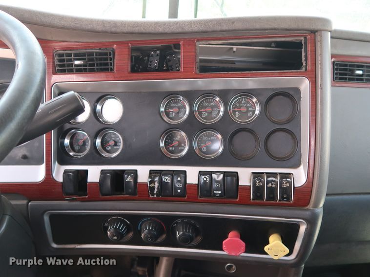 image for item DG4096 2007 Kenworth T800 semi truck