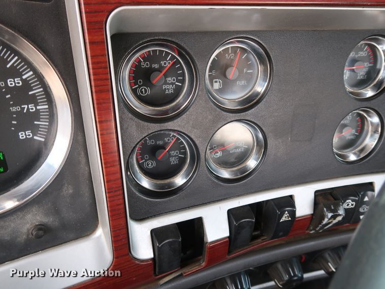 image for item DG4096 2007 Kenworth T800 semi truck