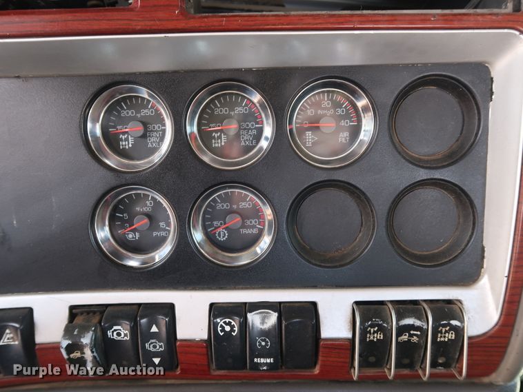 image for item DG4096 2007 Kenworth T800 semi truck