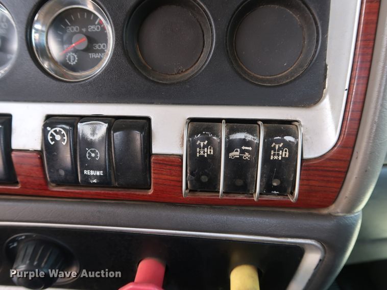 image for item DG4096 2007 Kenworth T800 semi truck