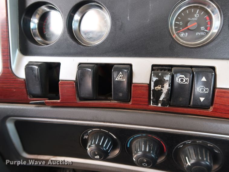 image for item DG4096 2007 Kenworth T800 semi truck