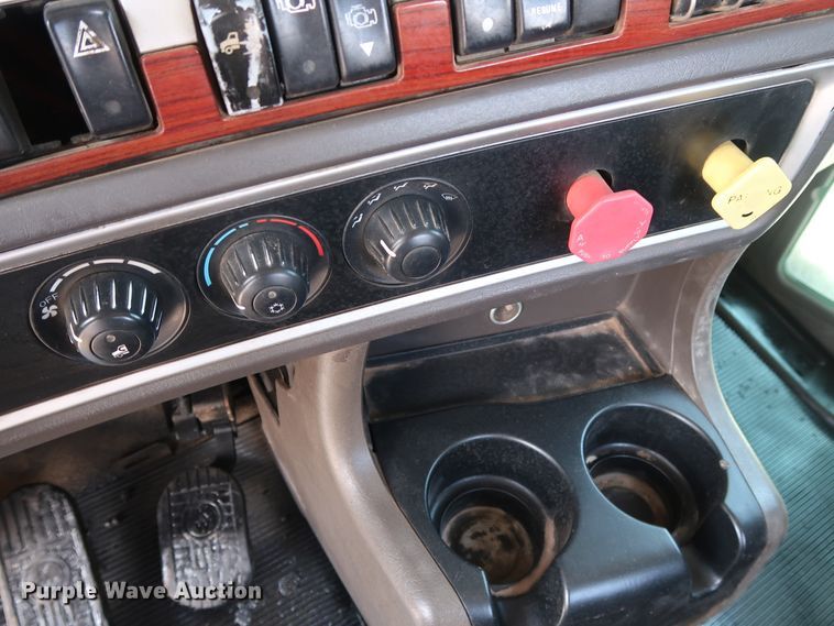 image for item DG4096 2007 Kenworth T800 semi truck