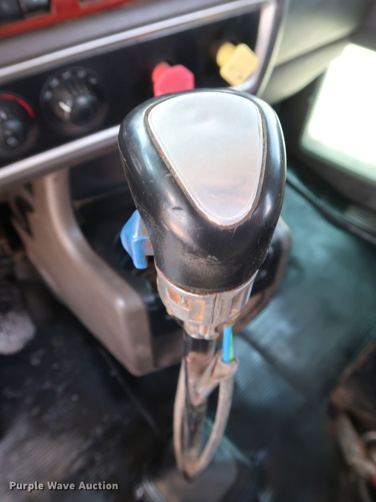 image for item DG4096 2007 Kenworth T800 semi truck