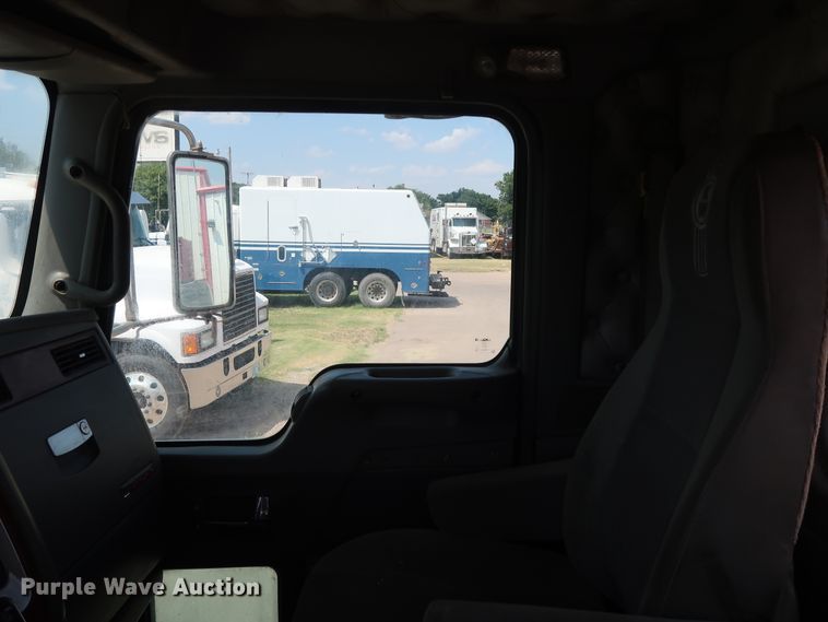 image for item DG4096 2007 Kenworth T800 semi truck