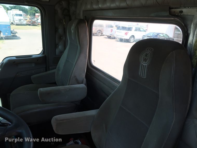 image for item DG4096 2007 Kenworth T800 semi truck