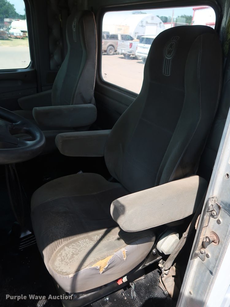 image for item DG4096 2007 Kenworth T800 semi truck