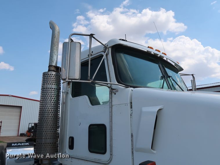 image for item DG4096 2007 Kenworth T800 semi truck