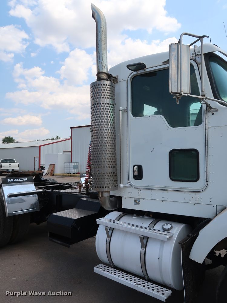 image for item DG4096 2007 Kenworth T800 semi truck